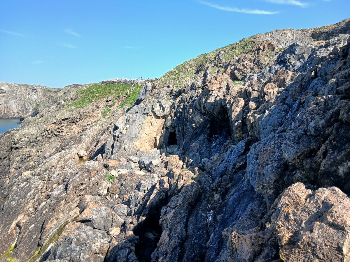 ffynhonnau's tweet photo. Ogof Badrig yn Llanbadrig, Môn. Ceir Ffynnon Badrig yn yr ogof, ac y mae'n dal i ffrydio er bod rhan o do'r ogof wedi syrthio arni. Gwerthid y dŵr yn feddyginiaeth ym Môn ar un adeg. Mae llwybr i lawr ato o fynwent yr eglwys, ond nid yw'n ddiogel ac nid argymhellwn ei droedio. https://t.co/2ibpyccQ3U