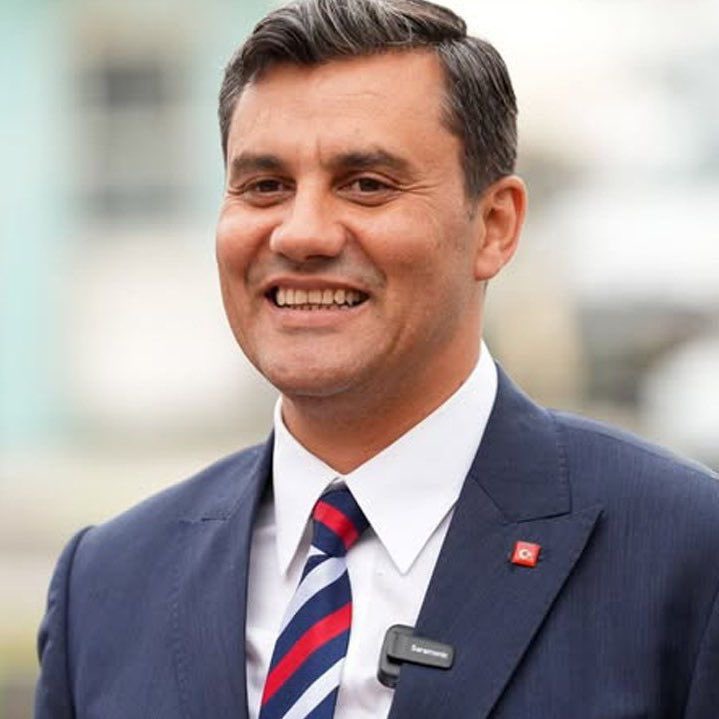 Çok üzgünüm, çok… Kelimelerin kifayetsiz kaldığı yerdeyiz. #FerdiZeyrek Başkanımızın ailesine, tüm Manisa’ya ve Türkiye’ye baş sağlığı diliyorum.
Mekânı cennet olsun.