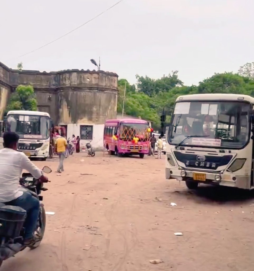 नरेंद्र मोदी के राज्य का,       नरेंद्र मोदी के तलवे चाटने 
बस स्टैंड                             वाले नेता जी लोग के 
                                          राज्य का बस स्टैंड