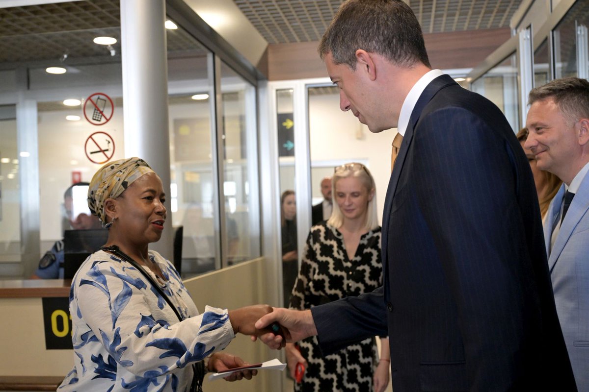 Minister of Foreign Affairs Marko Đurić and Director of the Office for IT and eGovernment Mihailo Jovanović welcomed today at Belgrade Nikola Tesla Airport the first passengers to enter Serbia with an e-visa ... srbija.gov.rs/vest/en/251083…

welcometoserbia.gov.rs

PHOTO: MFA