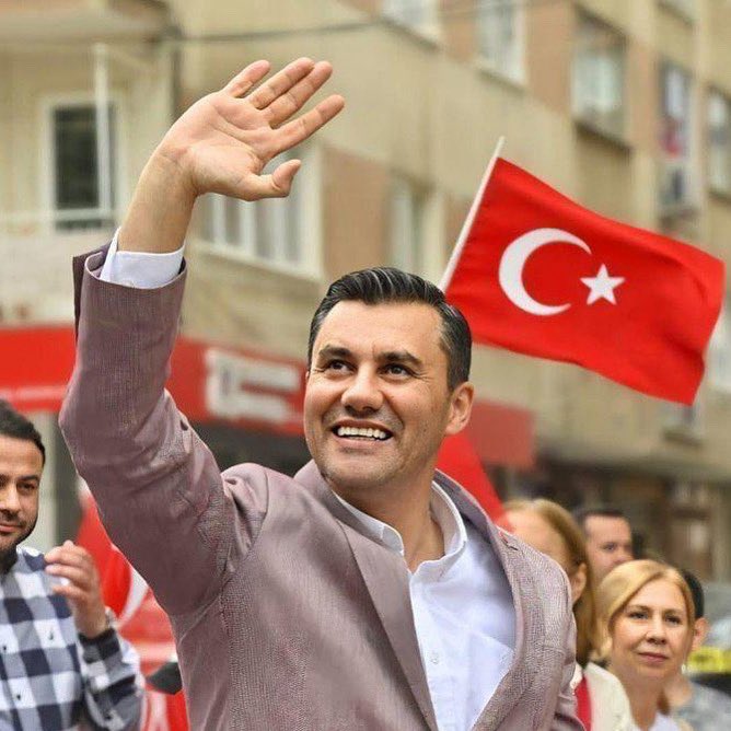 Manisa Büyükşehir Belediye Başkanımız Ferdi Zeyrek’in vefatını derin bir üzüntüyle öğrendik.
Şehrine hizmet etmeyi ilke edinmiş, halkla iç içe bir başkan olarak hafızalarımızda yer etti.
Kendisine Allah’tan rahmet, ailesine, sevenlerine ve tüm Manisa halkına başsağlığı diliyorum