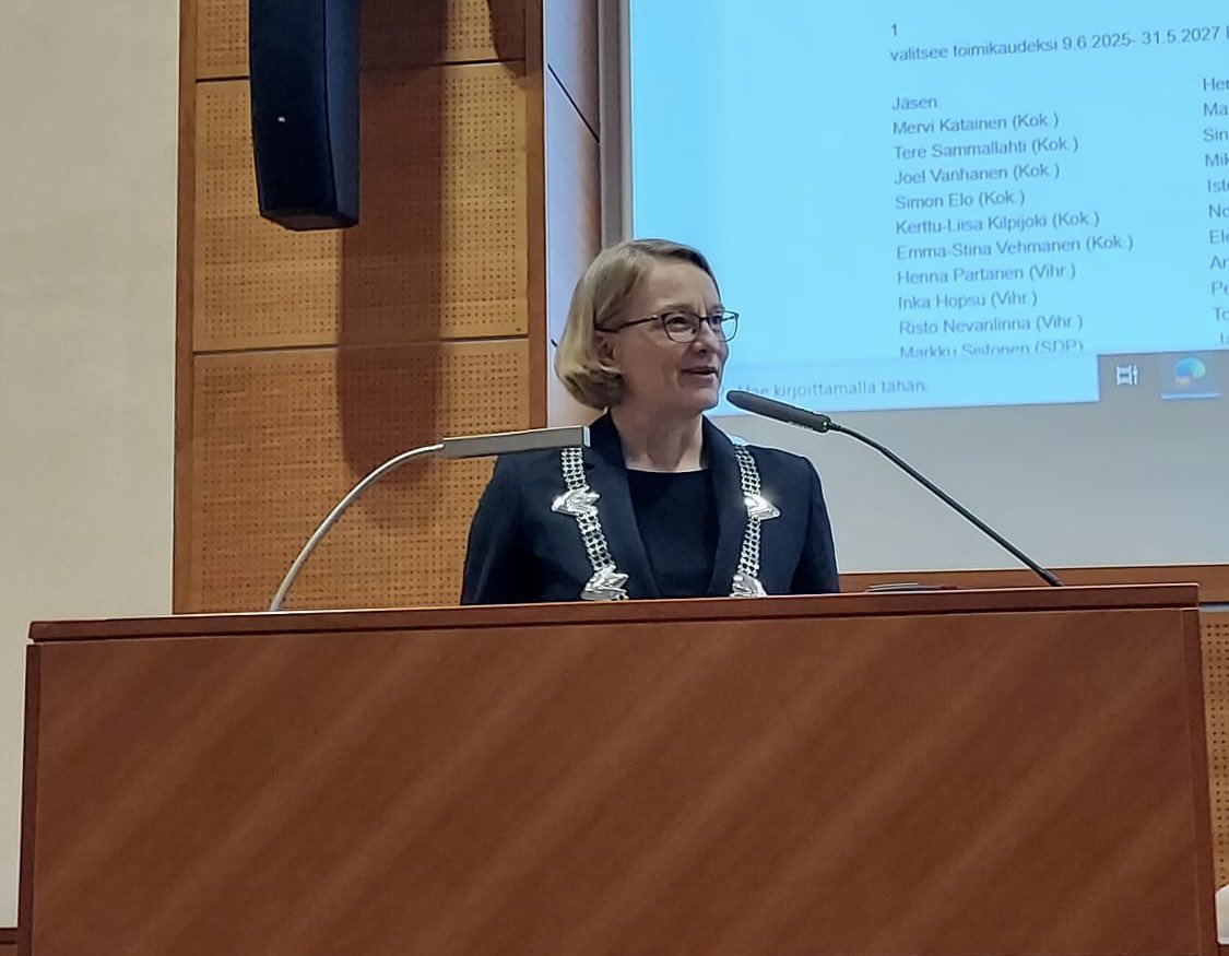 Mia Nores 🇺🇦 🇫🇮 🏳️🌈 (@mianores) on Twitter photo Uuden valtuustokauden avaa valtuuston vanhin Jouni Särkijärvi. Asialistalla mm. luottamustehtävien valinnat ja osavuosikatsaus. Alkuun kukitetaan sekä valtuuston että kaupunginhallituksen puheenjohtajisto. Onnea <a href="/JarnoLim/">Jarno Limnell</a> ja <a href="/mervikatainen/">Mervi Katainen</a>!
#espoonvaltuusto <a href="/KokoomusEspoo/">Espoon Kokoomus</a> Uuden valtuustokauden avaa valtuuston vanhin Jouni Särkijärvi. Asialistalla mm. luottamustehtävien valinnat ja osavuosikatsaus. Alkuun kukitetaan sekä valtuuston että kaupunginhallituksen puheenjohtajisto. Onnea <a href="/JarnoLim/">Jarno Limnell</a> ja <a href="/mervikatainen/">Mervi Katainen</a>!
#espoonvaltuusto <a href="/KokoomusEspoo/">Espoon Kokoomus</a>