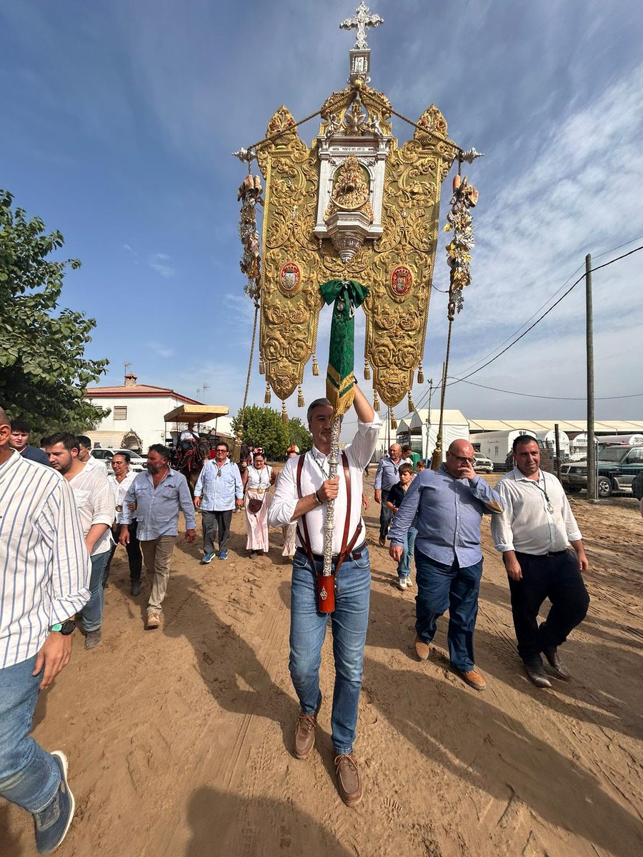 SALTERAS, UN AÑO MÁS PRESENTE ANTE LA BLANCA PALOMA
🕊️
Orgullo por nuestra Hermandad del Rocío, que un año más llevó su fe y tradición ante la Virgen en la aldea. #Rocío2025