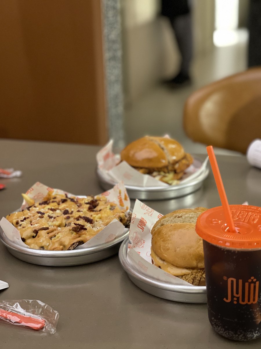 مطعم جربته قبل فتره وامس كنت محتار وين اكل وتذكرت ان هالمطعم كانت تجربتي عنده حلوه وطلعت مبسوط من المطعم ورحت له اخذت دجاج نوعين ميبل و هوني ماسترد 
الميبل حالي بزياده كنه عسل سدر 
الهوني ماسترد كان جميل جدا 
اللحم ممتاز واسعارهم حلوه
اسمه شير في طريق عثمان بن عفان الرياض