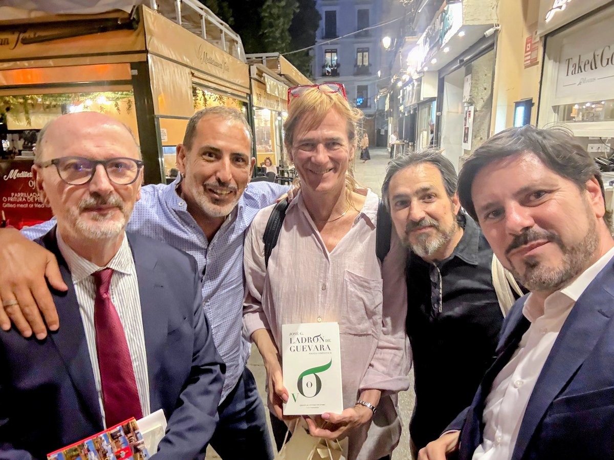 Entre versos y buena gente...
Antonio Chicharro, Juanjo Cuenca, Carla Friebe, Juanjo Castro y un servidor...
Todos en la presentación de las Poesías completas de José G. Ladrón de Guevara.