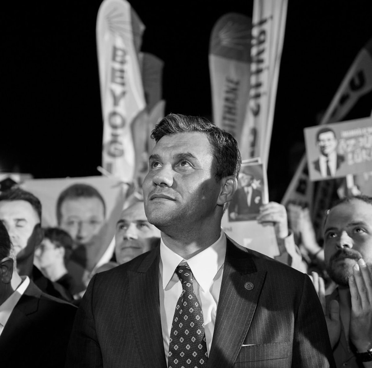 Allah gani gani rahmet eylesin. Böyle bir insanın bu çağ da bu şekilde vefat etmesi akıl alır gibi değil.. yakınları ve sevenlerine sabırlar ve baş sağlığı dilerim. Toprağı bol mekanı cennet olsun 🙏🏻🙏🏻 #ferdizeybek