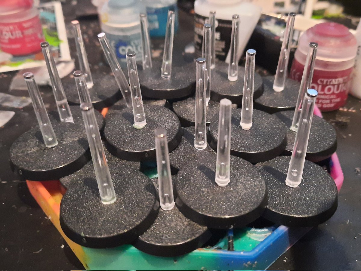 Back from vacation and it's time to get back on the hobby train, decided to start with re-basing my Gargoyles to allow for magnetization. 

Currently waiting for the Green Stuff to dry &amp; set the stands in place.

#Xenos40K #Tyranids #WarhammerCommunity #Warhammer40K