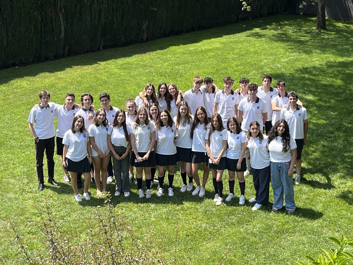 🎓 Estimats i estimades alumnes de 2n de batxillerat, avui tanqueu una etapa important, un moment que ens convida a mirar enrere i recordar tot el temps que hem compartit a l’escola. Han estat anys de creixement, d’aprenentatges i de vincles que duraran tota la vida.
[1/3]