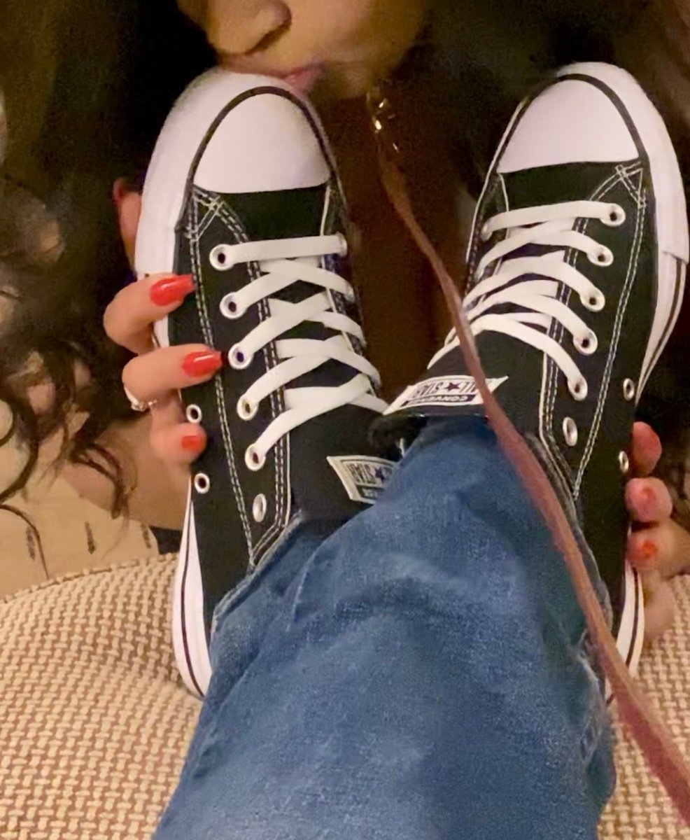 master_converse's tweet photo. Every pair of My converse deserve kisses and worship by different people 🛐😵‍💫💋👑! 

What color are you bowing down and begging to kiss first? https://t.co/hH8vdMqtKI