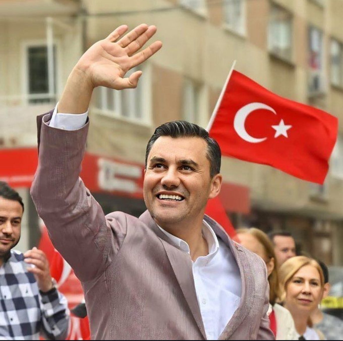 Manisa Büyükşehir Belediye Başkanı Ferdi Zeyrek'i geçirdiği elim kaza sonrası verdiği yaşam mücadelesinin ardından kaybetmenin üzüntüsünü yaşıyoruz. Kendisine Allah'tan rahmet, ailesine ve tüm Manisa halkına sabır diliyorum. 

 #FerdiZeyrek