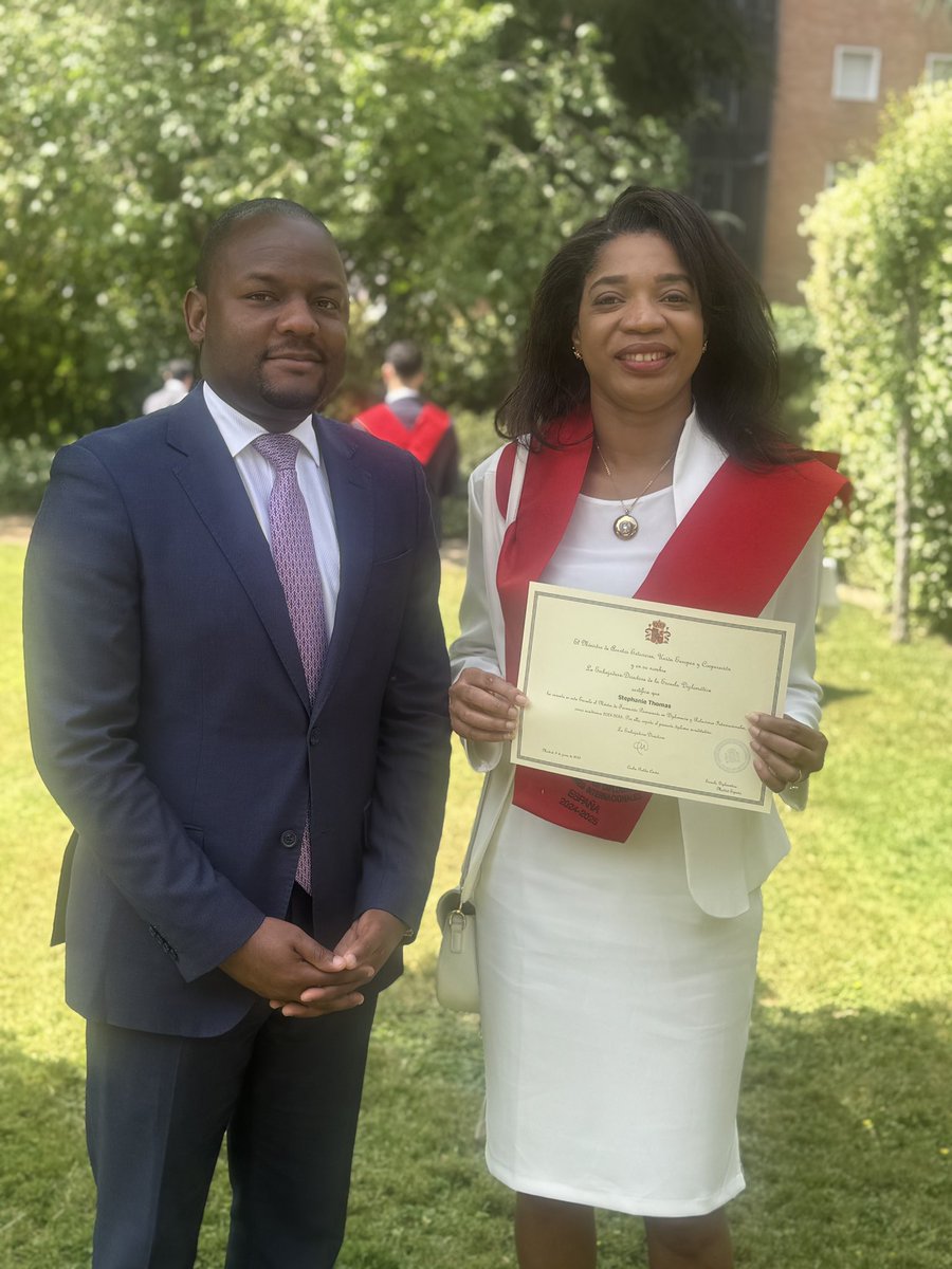 Ce lundi 9 juin 2025, <a href="/Stephanie110900/">Stephanie Thomas</a> , fonctionnaire du <a href="/MAE_Haiti/">Ministère des Affaires étrangères et des Cultes</a> , a brillamment achevé sa Maîtrise en Diplomatie et Relations Internationales à <a href="/esc_espana/">Escuela Diplomática</a>. 🇭🇹🤝🇪🇸

Par la voix du Chargé d’Affaires a.i., Monsieur Carl Eric Barthélus, présent à la cérémonie de collation des