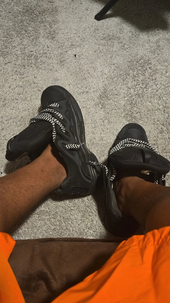 theredeyejedi__'s tweet photo. Today's Kicks
.
.
.
#osirisd3 #sockless #nosocks #nosocksgang #sweatyfeet #bigfeet #malefootfetish #gayfootfetish #loosesneakers #size13 #size14 https://t.co/o03Vwra8pO