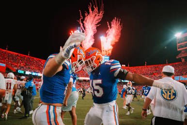 TysonHunter157's tweet image. I will be in Gainesville for Florida's football camp today! @GatorsFB @coachcgibbs @coach_bnapier @ThardiN1235 @JordanInTheSip @DYoung386 @MacCorleone74 @ChadSimmons_ @coach_hadac @5StarFBRecruits @DemetricDWarren @samspiegs @adamgorney @ReggieBuchanan @coach_tko @ScoutSteveR…