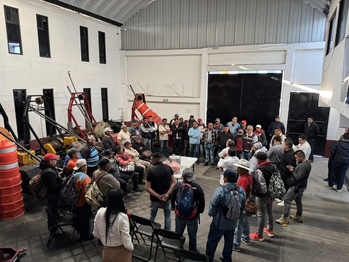 _MarthaGuerrero's tweet photo. Iniciamos la semana en reunión con trabajadores de #OPDAPAS, donde revisamos y acordamos fortalecer las acciones conjuntas ante las contingencias climáticas que se puedan presentar.
Así como escuchar sus propias problemáticas y necesidades.
#ServirConAmorYTrabajo https://t.co/hqpKvhGmpE