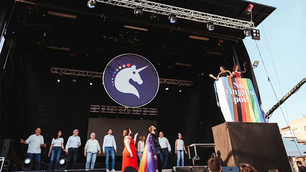 Setmanari L'Ebre (@setmanariebre) on Twitter photo 🌈🏳🌈 Unicorns Pride Ebre a Roquetes fa un salt qualitatiu i bat rècords en la seva quarta edició
📷 LA NOTÍCIA: setmanarilebre.cat/unicorns-pride…
<a href="/laxarxames/">La Xarxa+</a> <a href="/canalte/">Canal TE - Canal Terres de l'Ebre</a> <a href="/FELGTBI/">Federación Estatal LGTBI+</a> <a href="/IgualdadLGBT/">Igualdad LGBT 🏳️🌈</a> <a href="/LGTBIGob/">Dirección General Derechos LGTBI+</a> <a href="/okpoficial/">Okay Productions</a> <a href="/rogerfonttv/">Roger Font Montornés</a> <a href="/AjRoquetes/">Ajuntament Roquetes</a> <a href="/IMaigi/">Iᐯᗩᑎ GᗩᖇᑕIᗩ ᗰᗩIGí 🎗</a> #Roquetes #TerresdelEbre 🌈🏳🌈 Unicorns Pride Ebre a Roquetes fa un salt qualitatiu i bat rècords en la seva quarta edició
📷 LA NOTÍCIA: setmanarilebre.cat/unicorns-pride…
<a href="/laxarxames/">La Xarxa+</a> <a href="/canalte/">Canal TE - Canal Terres de l'Ebre</a> <a href="/FELGTBI/">Federación Estatal LGTBI+</a> <a href="/IgualdadLGBT/">Igualdad LGBT 🏳️🌈</a> <a href="/LGTBIGob/">Dirección General Derechos LGTBI+</a> <a href="/okpoficial/">Okay Productions</a> <a href="/rogerfonttv/">Roger Font Montornés</a> <a href="/AjRoquetes/">Ajuntament Roquetes</a> <a href="/IMaigi/">Iᐯᗩᑎ GᗩᖇᑕIᗩ ᗰᗩIGí 🎗</a> #Roquetes #TerresdelEbre