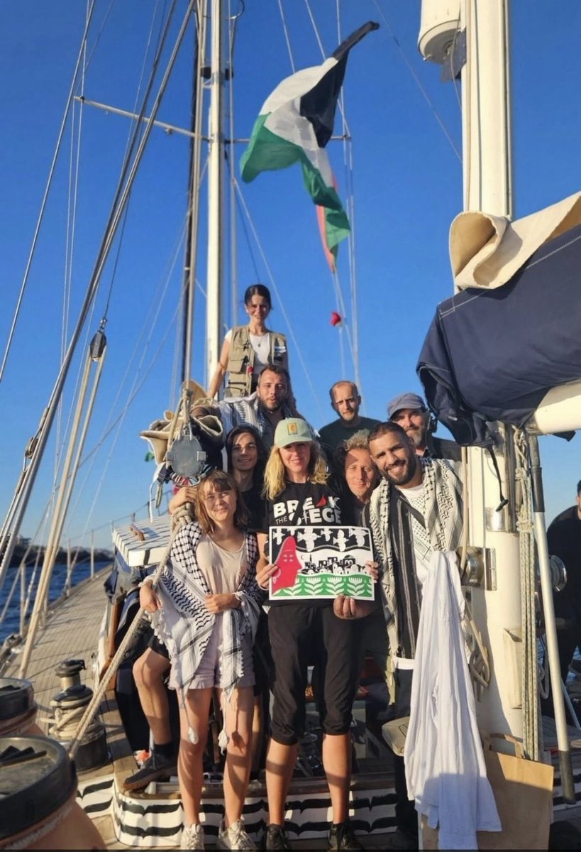 Madleen gemisi, Mavi Marmara’nın kardeşi olarak yola çıktı…
Gazze’ye ilaç, kuru gıda, insanlık taşıyordu.
İsrail, uluslararası sularda gemiye saldırdı, aktivistleri gözaltına aldı.

Zulüm açık, işgal pervasız!
Peki ya ümmet?
Yine kınama, yine lanet, yine sessizlik…

Ey 1.5