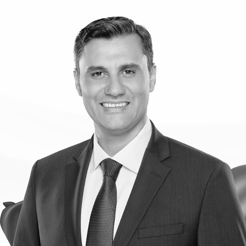 Çok üzgünüz…

Kardeşim, yol ve dava arkadaşım Manisa Büyükşehir Belediye Başkanımız Ferdi Zeyrek’i kaybettik.

Kelimeler boğazımda düğümleniyor. Acımız tarifsiz, yüreğimiz paramparça. Manisa, çalışkanlığıyla, dürüstlüğüyle, samimiyetiyle herkesin gönlünde taht kurmuş çok