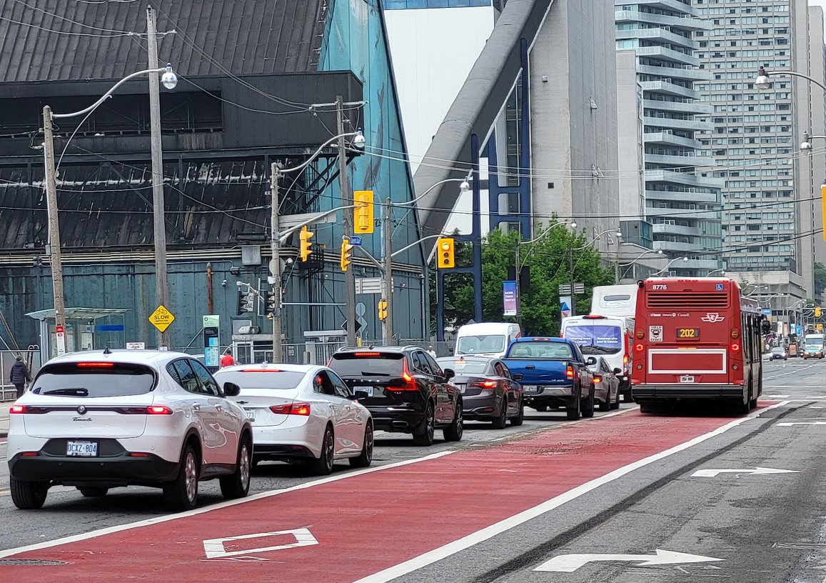 TTCNewsroom's tweet image. Transit priority lanes make a difference.
Working with the @cityoftoronto, our latest #RapidTO installation on Queens Quay E. is already speeding trip times by getting our buses out of urban congestion. Read more about the RapidTO program at:
ttc.ca/about-the-ttc/…