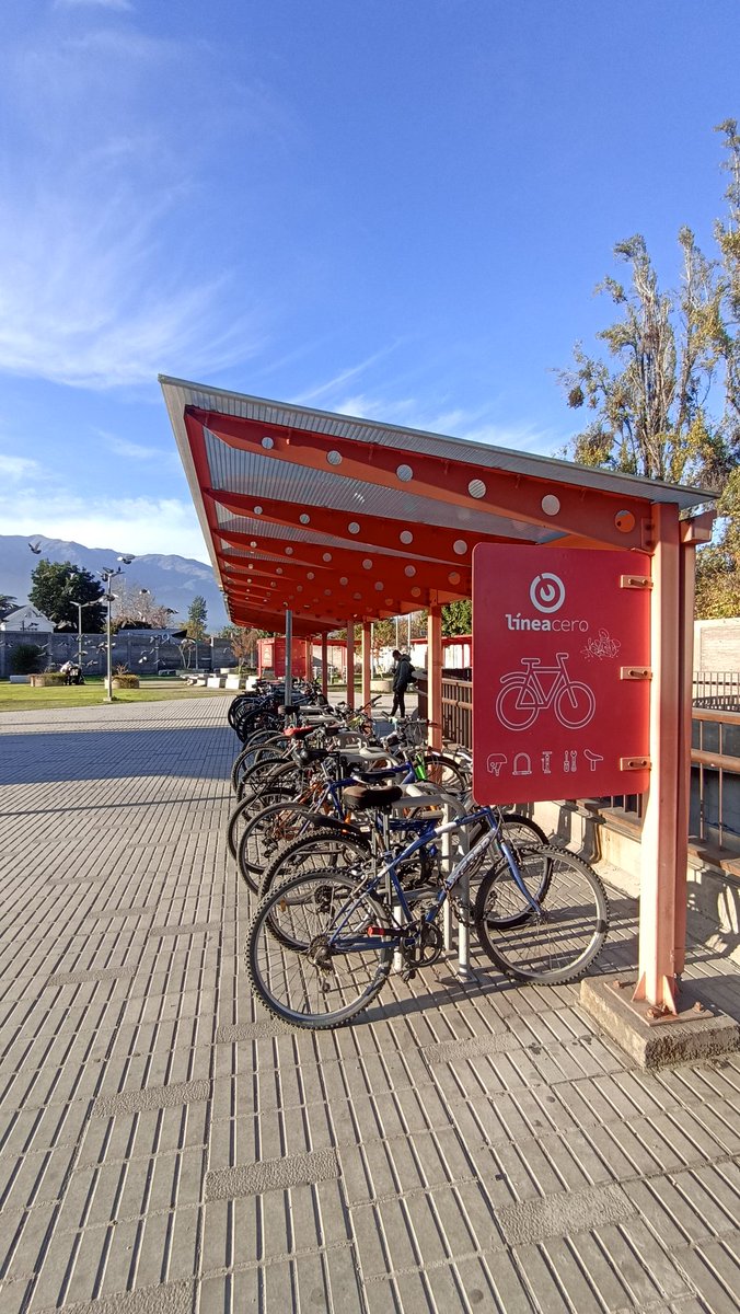 arriagadaPAD's tweet photo. Que bien ver un biciestacionamiento #LineaCero con alto uso! Este de Estación Fernando Castillo Velasco cumple con una serie de condiciones que invitan a su uso, además usuarios han ido cachando que conviene usar bicis más viejitas y de segunda mano que no llamen la atención. https://t.co/j04xWEkkBA