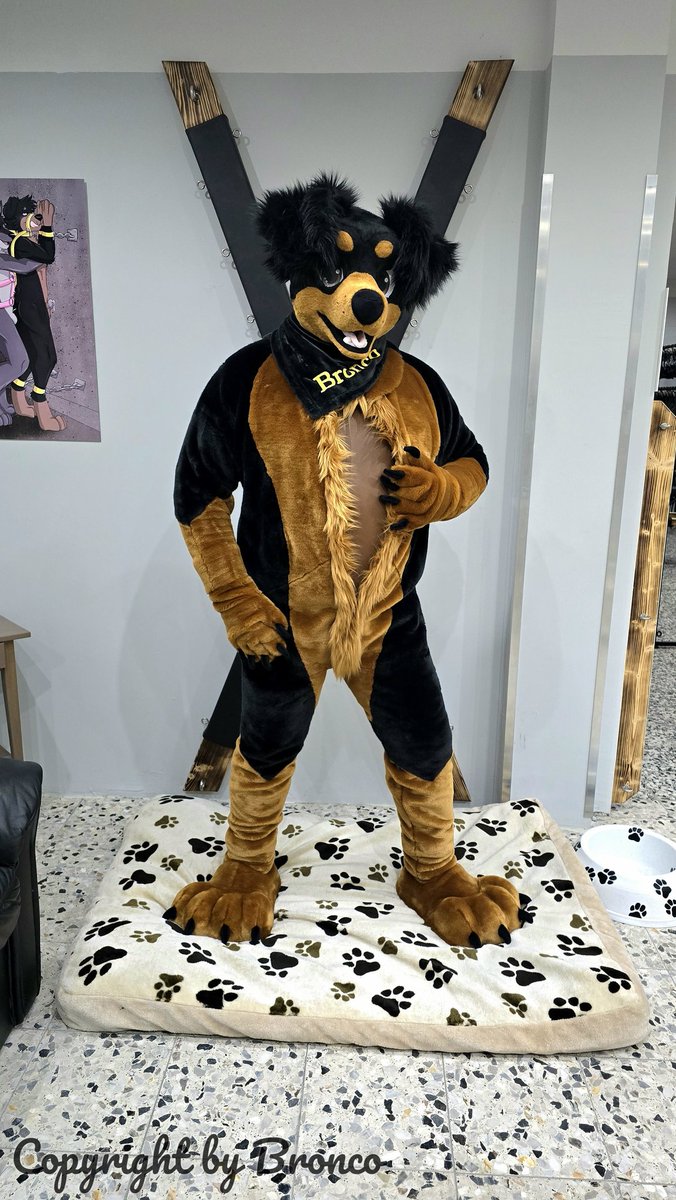 Oh yeah. A rubber skin hides under the main fur. 😲🐾