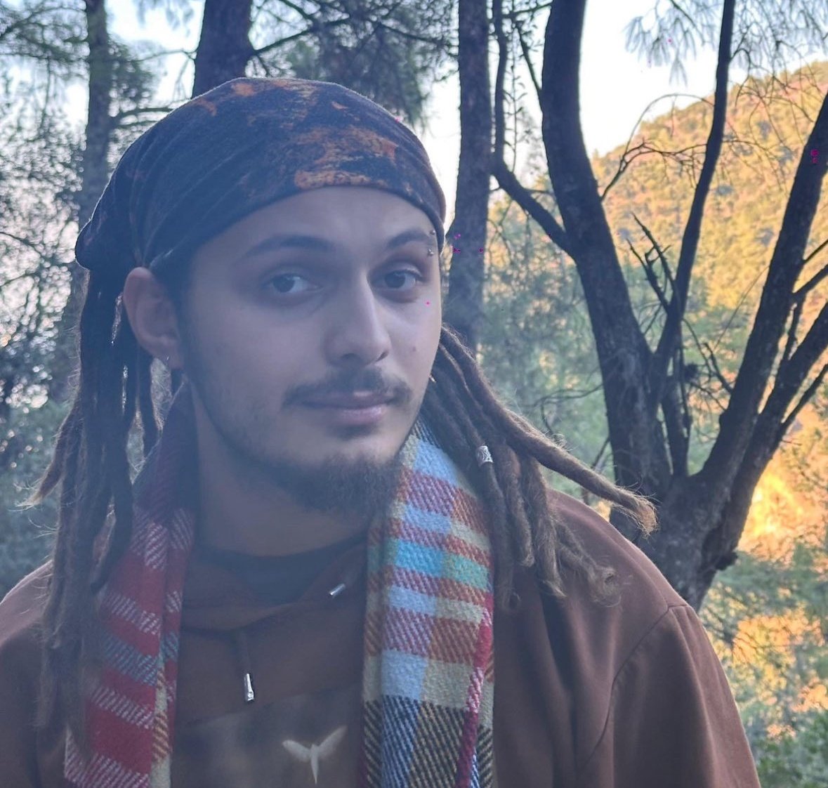 Nezarethanede birlikte kaldığım kişilerden biri: Arda Karademir.

40 GÜNDÜR EV HAPSİNDE.
Onun telefonuna da el koyuldu.

Kendisi Galatasaray Üniversitesi öğrencisi ve sınavlarına katılamıyor.

Dosyasında hiçbir gelişme yok maalesef.

ARDA İÇİN ÖZGÜRLÜK İSTİYORUZ!
#ArdayaÖzgürlük