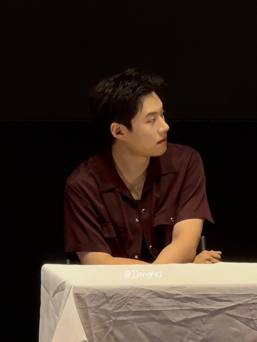 김성철이 영화를 대하는 태도가 너무 좋음

- 더 많은 분들께 쉽게 돌아가기 전에 마지막 영화관 에서 이렇게 인사드릴 수 있는 시간이 오늘밖에 없는 것 같아서… 너무 저한테는 소중한 작품

- 그래서 배우로서는 재미있죠. 탐구해야 될 게 많으니까. 저는 보통 영화 찍으면 감독님이 OK면 OK입니다.