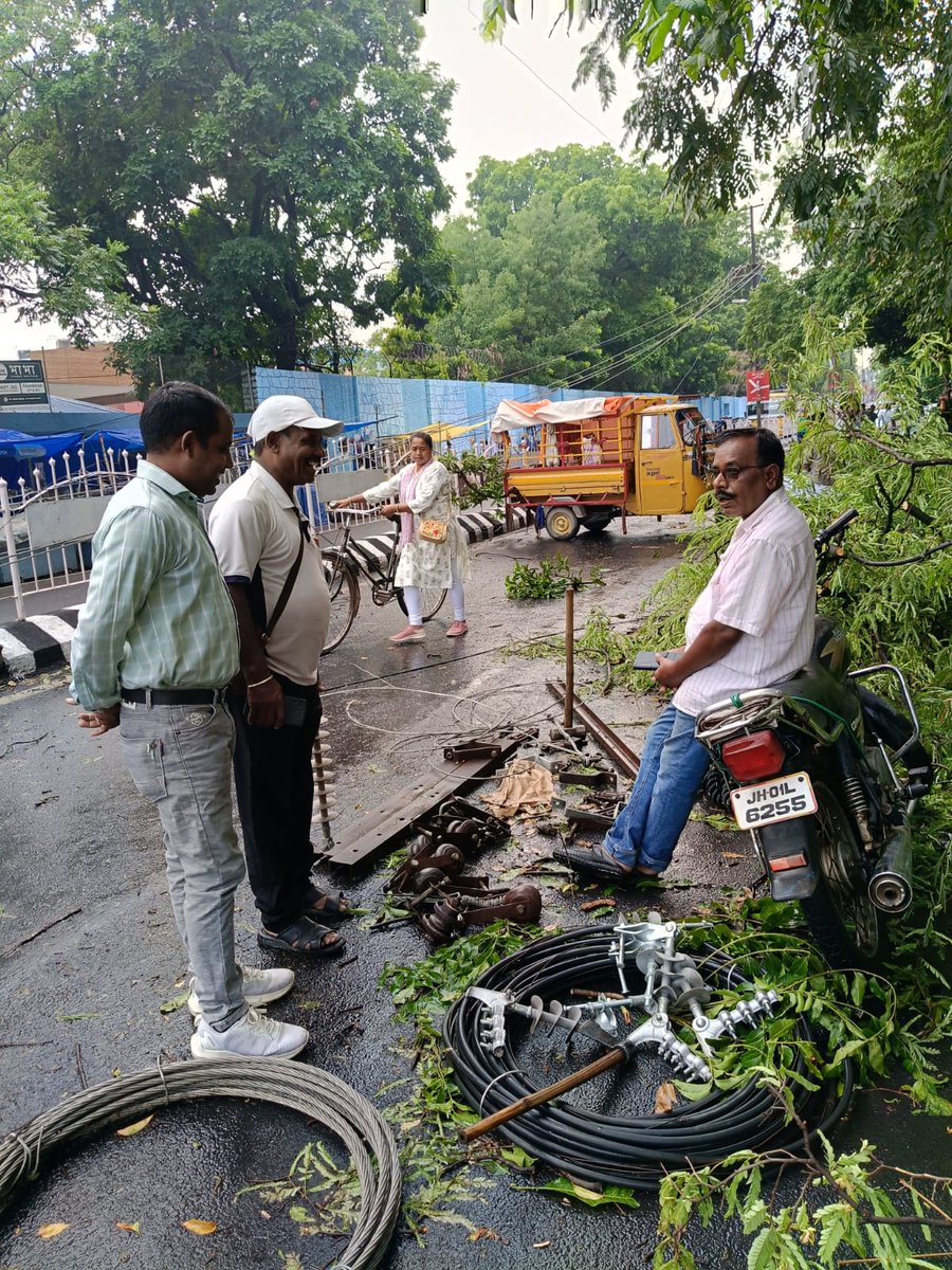 रांची के पुरुलिया रोड में आज सुबह विशालकाय पेड़ सड़क पर गिर गया था, जिसके कारण विद्युत आपूर्ति कई इलाकों में 12 घण्टे से ज्यादा बाधित रही। #JBVNL कर्मियों के लगातार परिश्रम के बाद रात में बिजली पुनः बहाल हो पाई है। #Ranchi #electricity