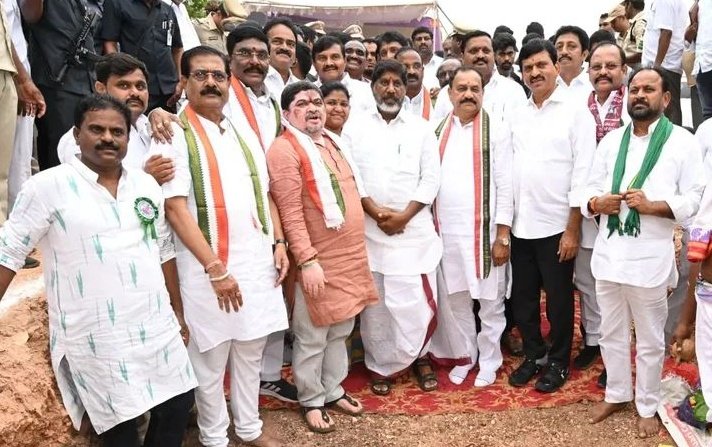 lnmrkg's tweet photo. ఖమ్మం లో జరిగిన గౌడ కన్వెన్షన్ హాల్  భూమి పూజ కార్యక్రమంలో పాల్గొన్న పిసిసి చీఫ్  మహేష్ కుమార్ గౌడ్ Dy CM బట్టి విక్రమార్క మంత్రులు పొంగులేటి సుధాకర్ రెడ్డి  పొన్నం ప్రభాకర్,   బిల్డర్ మోత్కూరి  రాంకుమార్ గౌడ్

@Bmaheshgoud6666 
@battivikramarka 
@Ponnam_INC 
@INC_Ponguleti https://t.co/rB6PCRtDXs