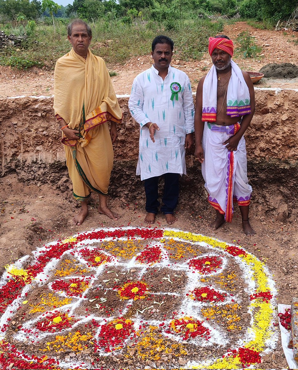 lnmrkg's tweet photo. ఖమ్మం లో జరిగిన గౌడ కన్వెన్షన్ హాల్  భూమి పూజ కార్యక్రమంలో పాల్గొన్న పిసిసి చీఫ్  మహేష్ కుమార్ గౌడ్ Dy CM బట్టి విక్రమార్క మంత్రులు పొంగులేటి సుధాకర్ రెడ్డి  పొన్నం ప్రభాకర్,   బిల్డర్ మోత్కూరి  రాంకుమార్ గౌడ్

@Bmaheshgoud6666 
@battivikramarka 
@Ponnam_INC 
@INC_Ponguleti https://t.co/rB6PCRtDXs
