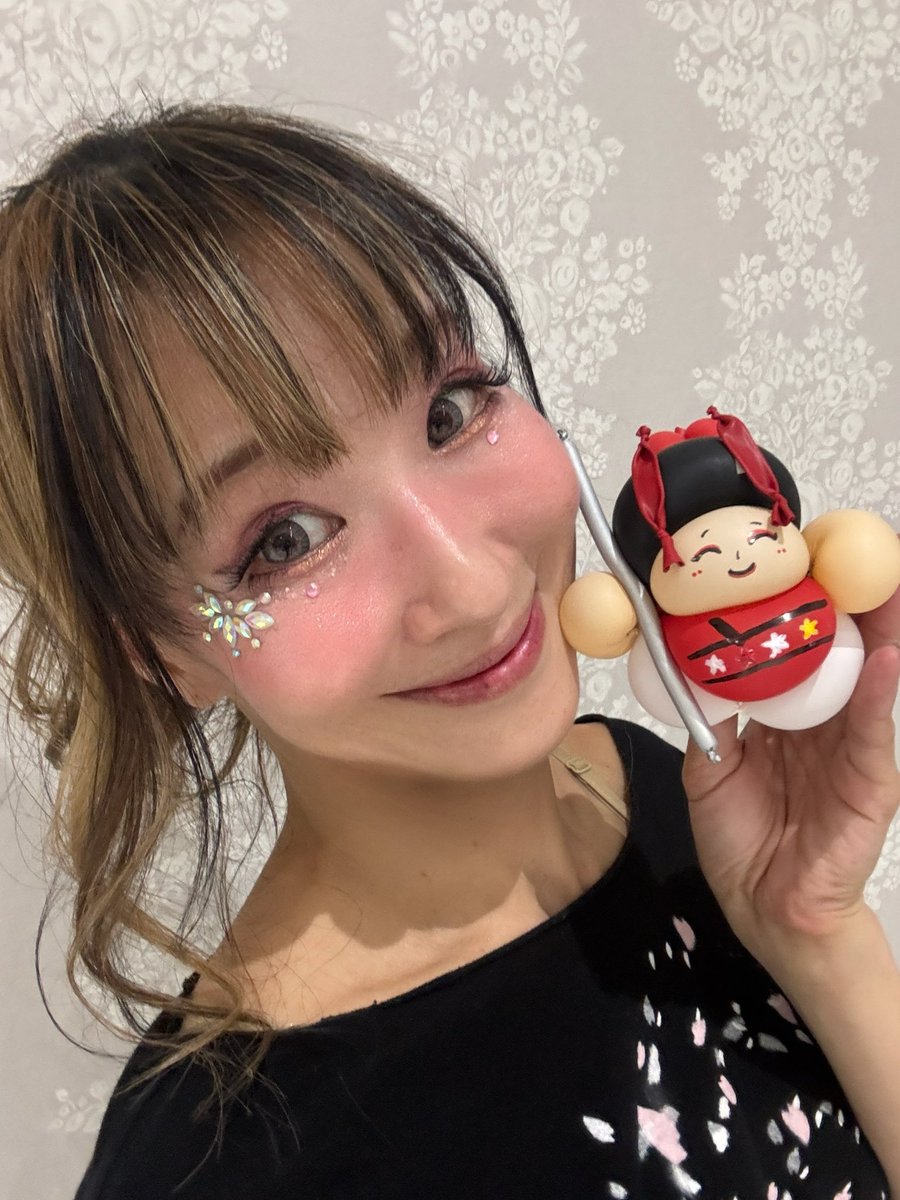 merimariko's tweet photo. クラウン リオさんが
ソラマチ大道芸 ニコ缶マルシェさんにて
めりこ八百屋お七バージョンの
バルーンをレパートリーに
入れて下さいました！

自身がモチーフのバルーン頂きましたの初めてで感激🥰
お稽古場に大切に飾っています❤️‍🔥

リオさん✨プレゼント下さったお客さま✨ありがとうございました❣️ https://t.co/h5o0V9NrCo