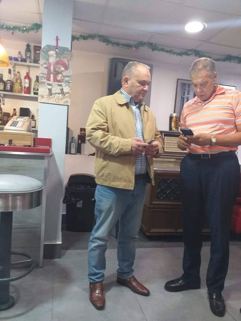 Las  lágrimas viven lejos de mis ojos,  pero esta noche,  durmieron en mi habitación,  al enterarme de la muerte de mi amigo Cheo Zorrilla,  paz a su alma y oro para que sea divino su viaje a la eternidad.