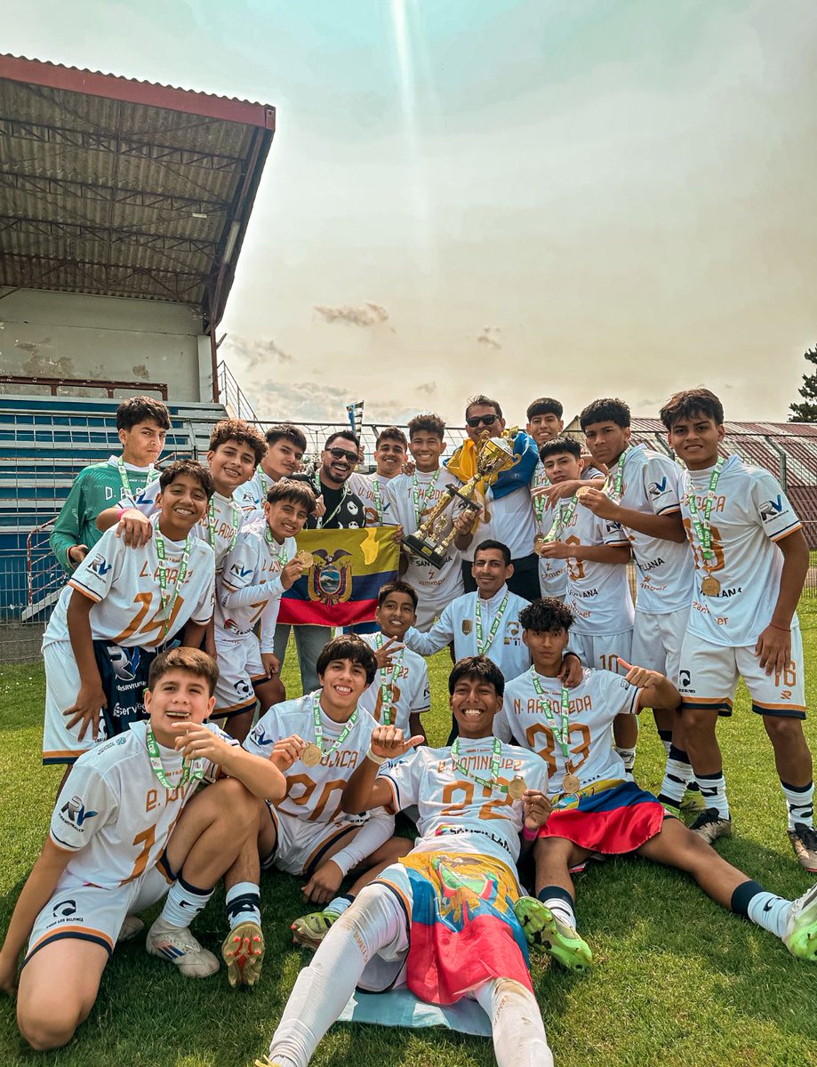pepegutierrez89's tweet photo. 🇪🇨🏆 LICEO LOS DELFINES SON CAMPEONES INTERCONTINENTALES 🇪🇨🏆

El equipo ecuatoriano de fútbol del ganó el BACUP 2025 desarrollado en París, Francia y se coronó campeón al vencer 2-1,  en la final, a los franceses del Meax Rogue.

#Ecuador GANADOR en el mundo. https://t.co/oD9g3Y9aY1