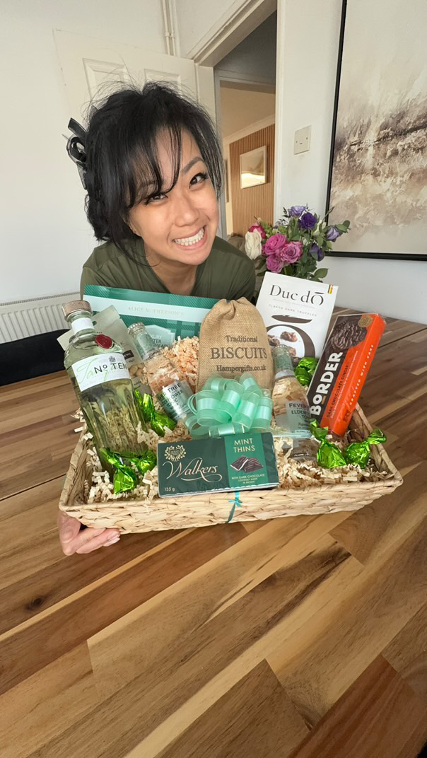 HampergiftsUK's tweet image. Summer vibes = this hamper in hand 📷📷
@vickyhome.x couldn’t resist diving into this absolute treat, and honestly, can you blame her? For all the gin &amp;amp; sun lovers, this one’s for you…

Who else is ready for a sunny gin sesh? 📷
#summerhamper #ginlovers #fevertree #tanqueray