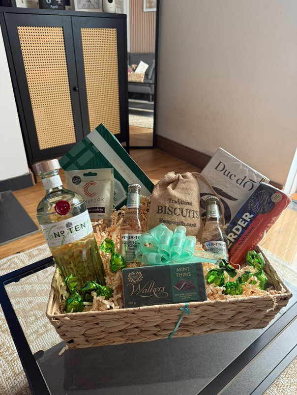 HampergiftsUK's tweet image. Summer vibes = this hamper in hand 📷📷
@vickyhome.x couldn’t resist diving into this absolute treat, and honestly, can you blame her? For all the gin &amp;amp; sun lovers, this one’s for you…

Who else is ready for a sunny gin sesh? 📷
#summerhamper #ginlovers #fevertree #tanqueray