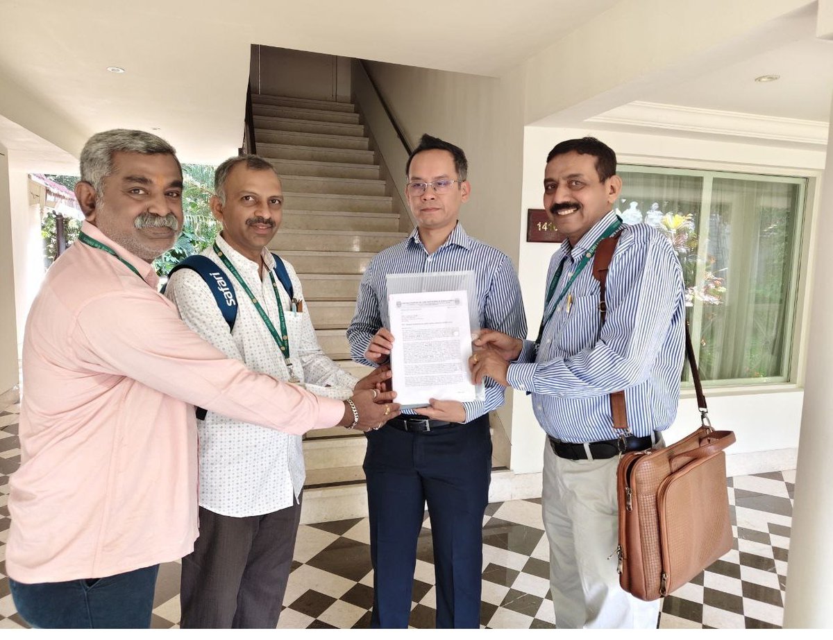 IdbiFor's tweet photo. On May 06, 2025, the representatives of United Forum of IDBI Officers and Employees (UFIOE) met Hon'ble Member of Parliamentary Standing Committee on Finance, Shri @GauravGogoiAsm (Honourable M.P., Lok Sabha, Jorhat, Assam from @INCIndia ) in #Bengaluru and submitted Memorandum seeking his help in our struggles against the proposed sale of IDBI Bank.  He assured us to help us.
#DoNotSellIDBI