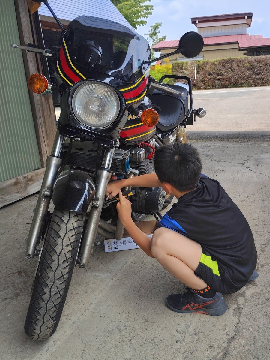 日曜日はバイクのオイル交換をしました。
将来有望なメカニックにマフラー外しを手伝ってもらいました。

#仮面ライダーBLACK
#ゼファー
#Kawasaki