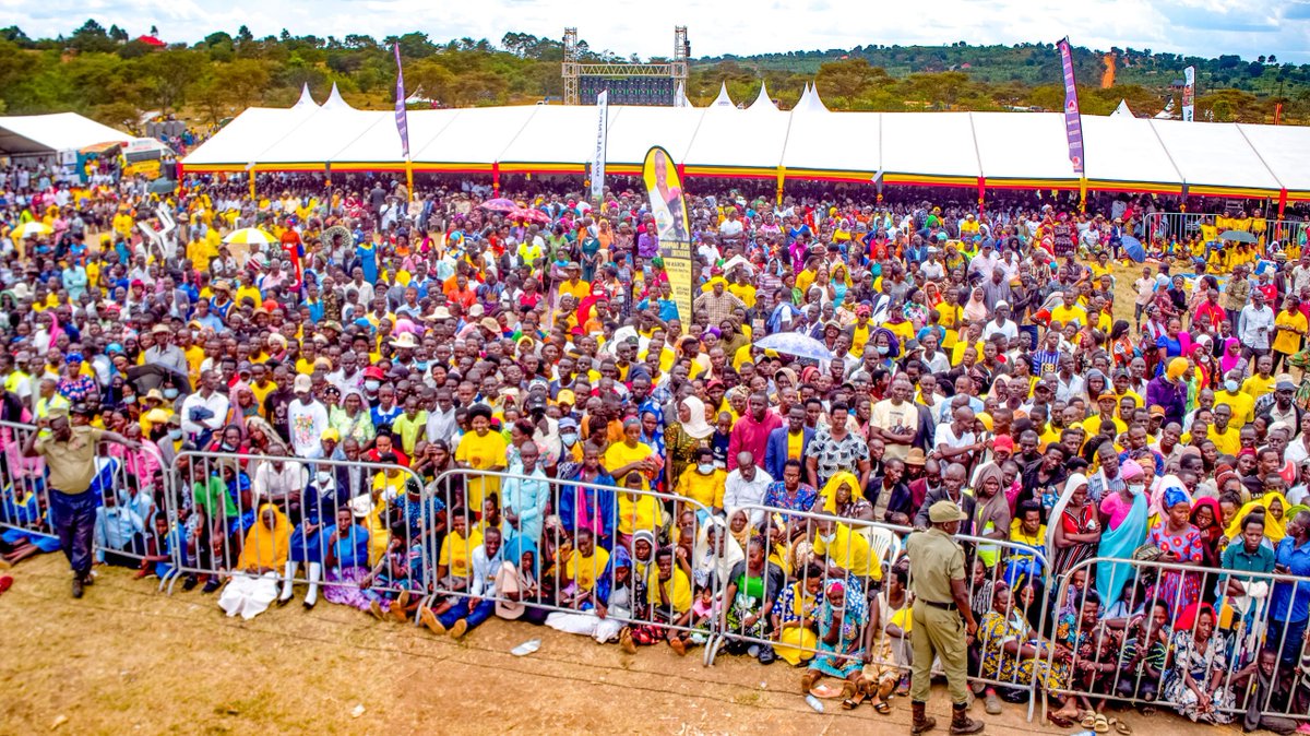 KagutaMuseveni's tweet photo. Finally, I was happy to see that the people of Kabula have improved in growing coffee, bananas, rearing livestock and others. That's the right path in order to get out of poverty. 

Happy Heroes’ Day!! https://t.co/mZAQpTqnoP