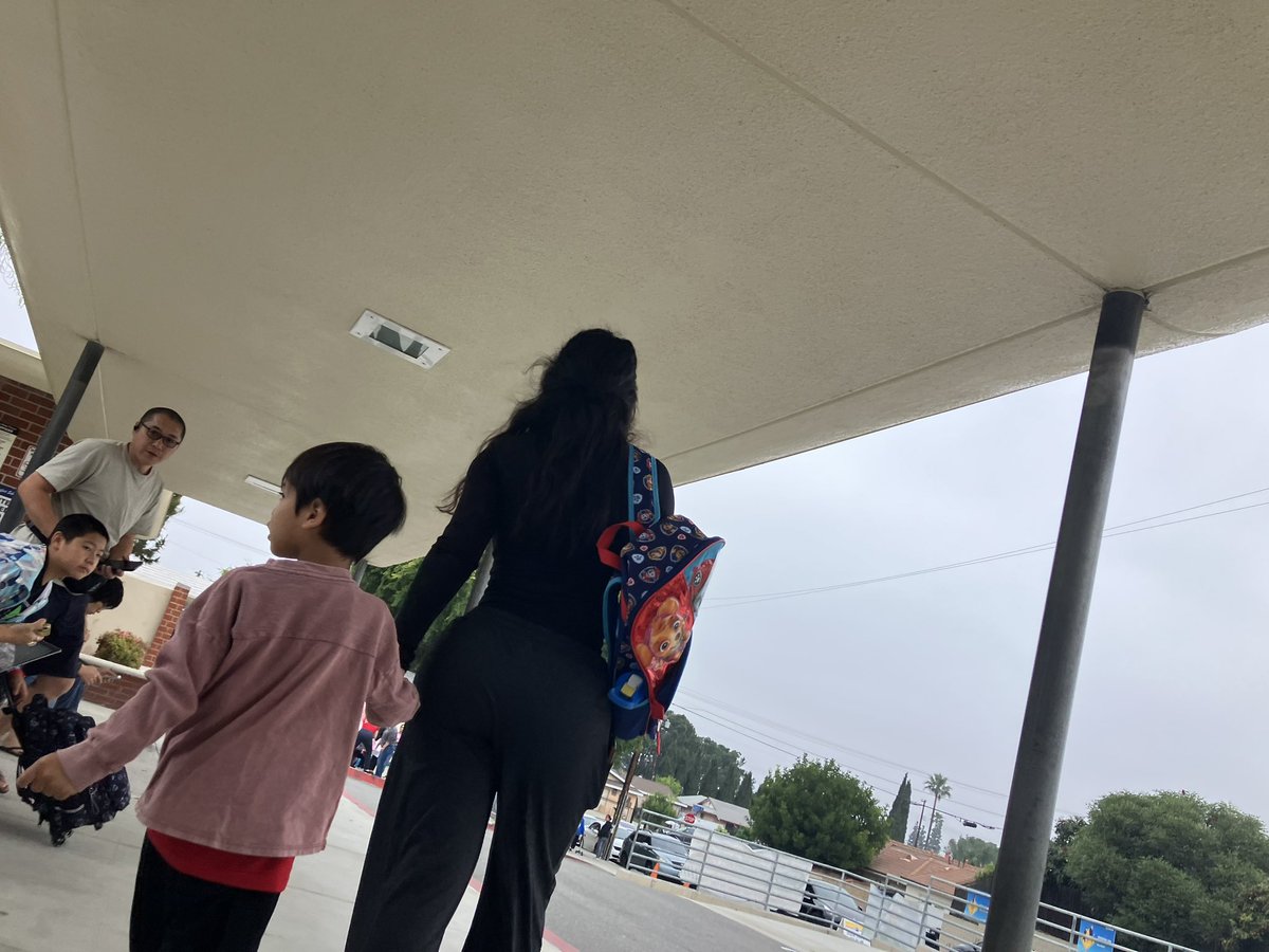 接小孩到新學校上學，第一日就碰到極品家長！這學期接送小孩我包了！