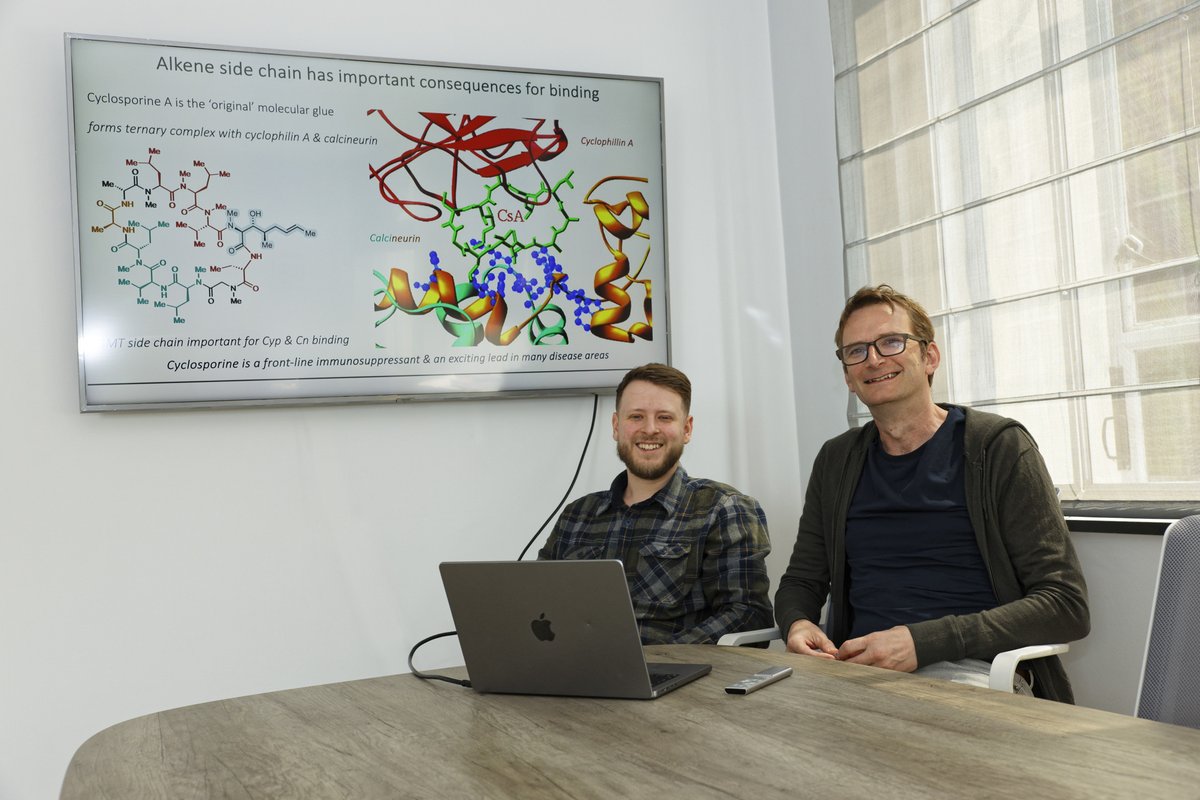 Imagine building a molecule like stacking Lego blocks,  Cambridge chemists have developed a powerful new method to build complex molecules one carbon at a time. This could help drug discovery and design.  ch.cam.ac.uk/news/cambridge…