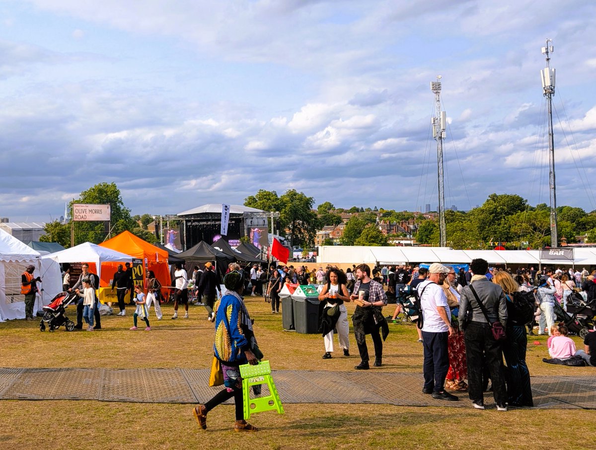 Ed_Macaulay's tweet image. I had such an amazing time this weekend doing outreach at the @lblcountryshow - together we made over 400 space-time cookies! Thank you so much @EngageQM for supporting the activity, @lambeth_council, our brilliant student ambassadors, and everyone who tried #aBiteOfSpaceTime!