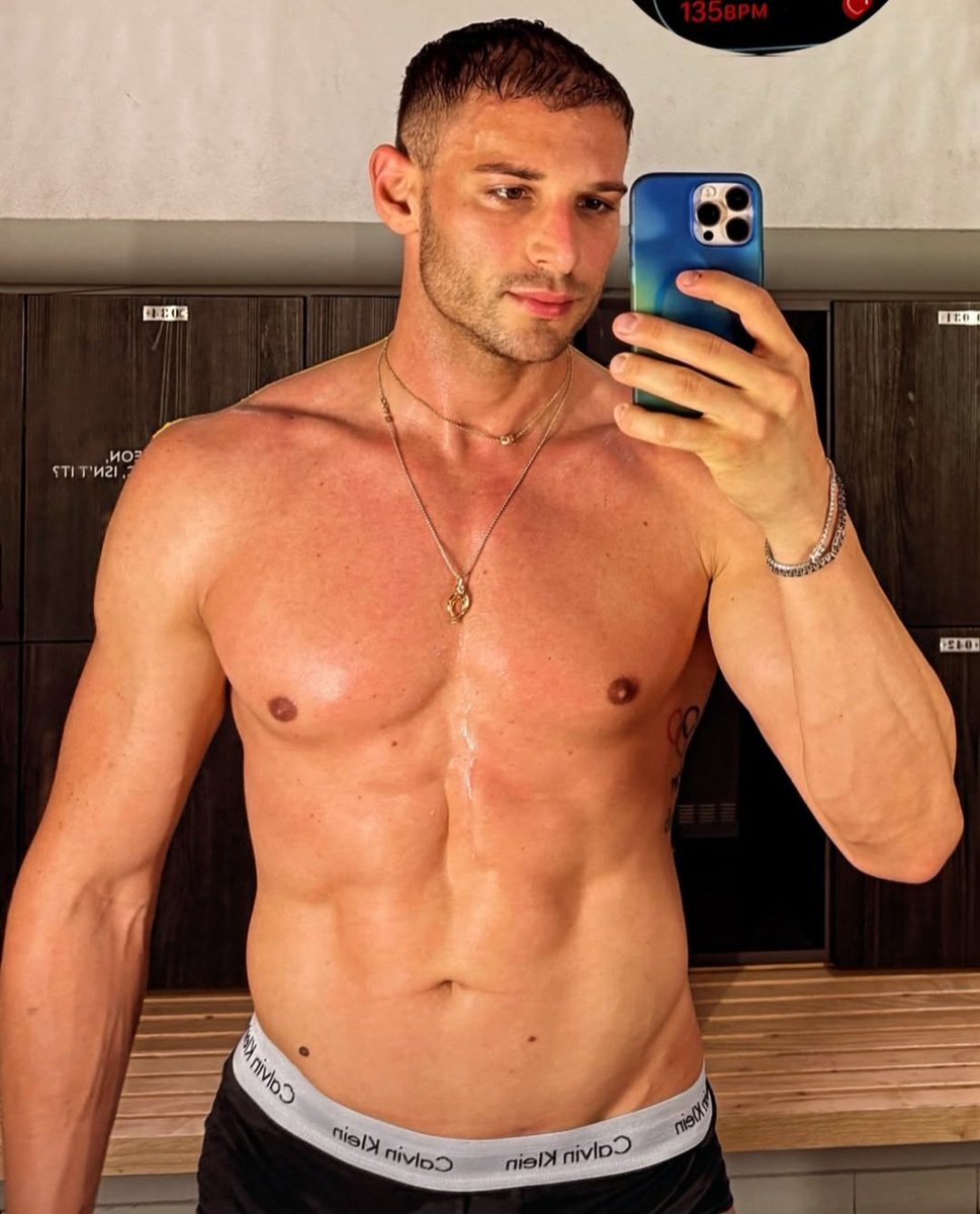 Fa un caldo che se more e il buon Alex Di Giorgio ci mette il carico da 90.
#alexfacaldo 🥵
