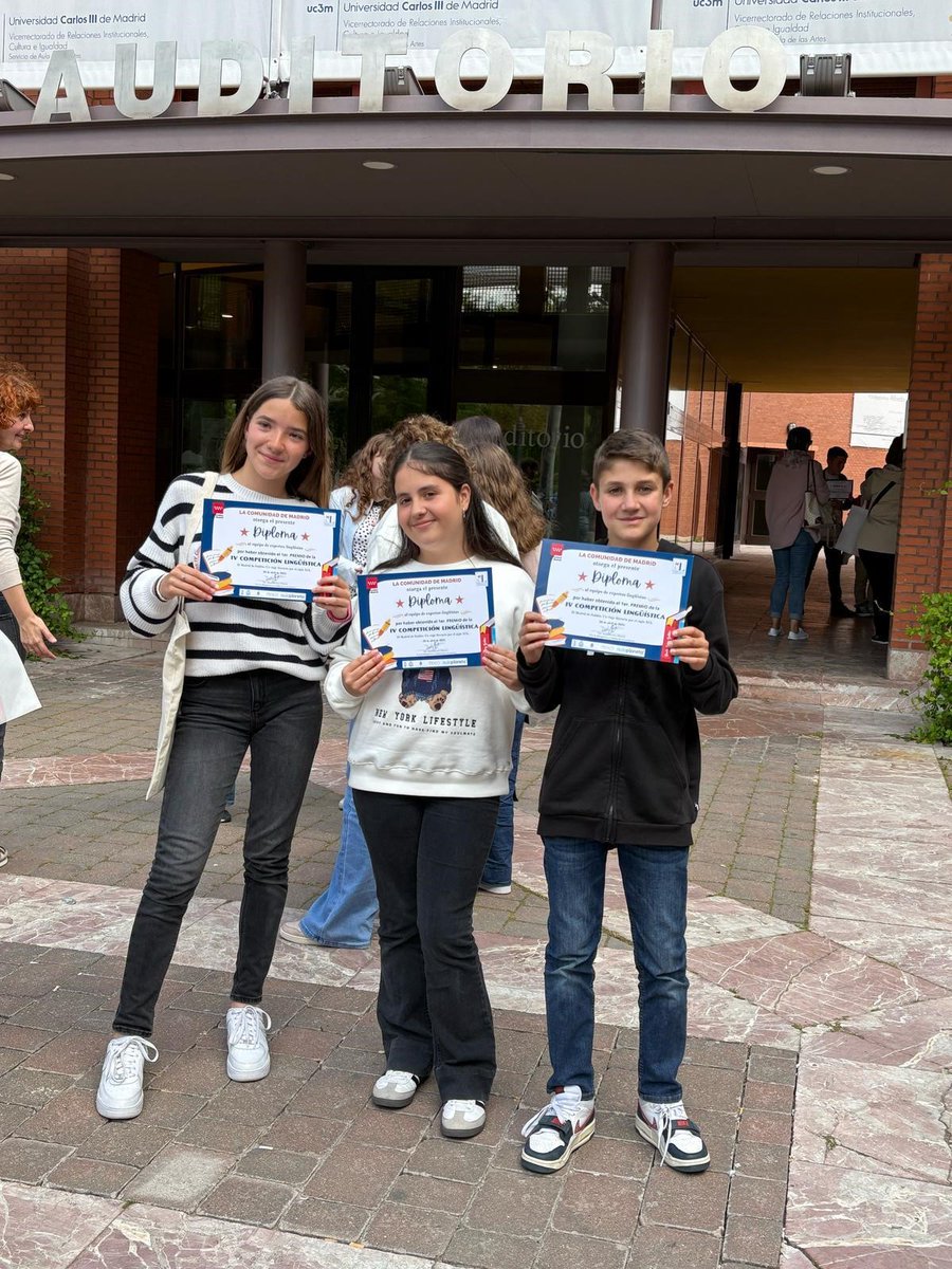 marinasanpla's tweet photo. Después de tanto esfuerzo para ganar el Concurso de Lingüística de la @ComunidadMadrid es una pena que los niños del colegio @LagomarOficial se vayan a quedar sin su viaje a Barcelona de premio. Por favor, @ComunidadMadrid y @Aulaplaneta, moved la fecha o compensadles https://t.co/69IegndSbs