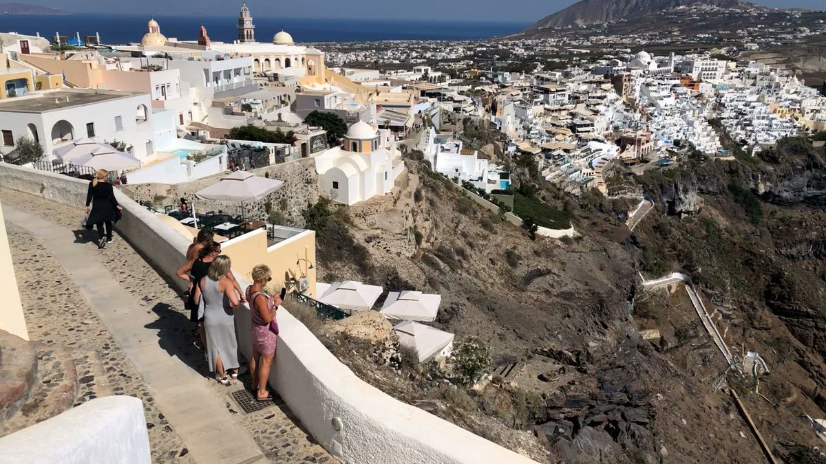 PEGGYDOKOU's tweet image. Tourist numbers on #Santorini drop as #earthquake fears keep visitors away #santorinichallenge 
storiesnews.eu/2025/06/09/tou…