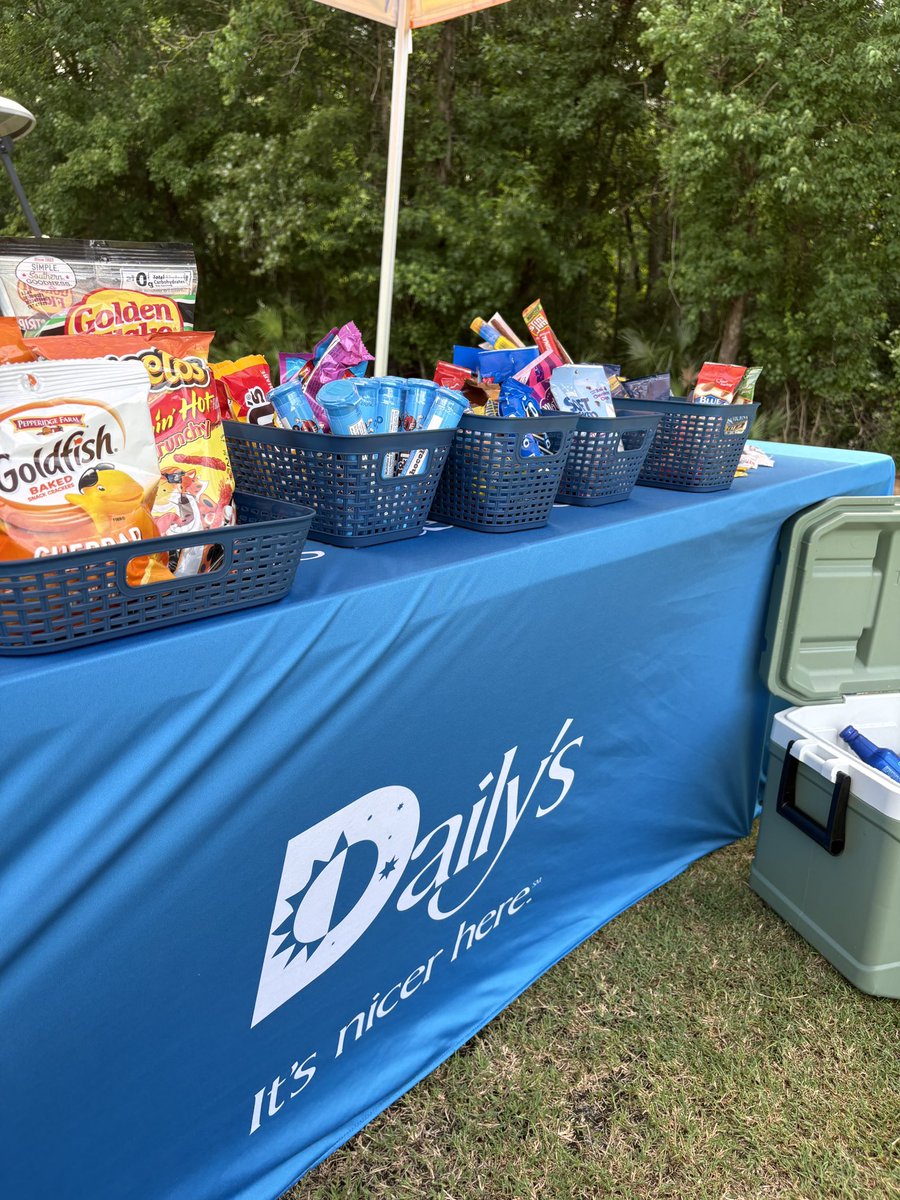 Fuel up on the fairway! 🥤🍫 Swing by the <a href="/dailys_dash/">Daily's</a> pop-up stores on Holes 3 &amp; 11—loaded with snacks and drinks!