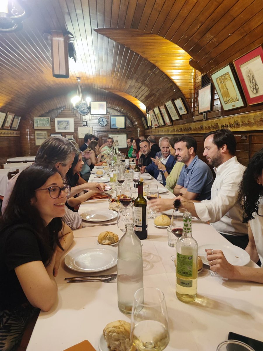 jsanchezadalid's tweet image. Ayer domingo, en el marco de la @FLMadrid, celebramos la Junta General de la Asociación de Escritores con la Historia, y después tuvimos una entrañable comida en el Café Gijón.
Allí estuvieron los grandes de la novela histórica española y un buen grupo de buenos amigos.