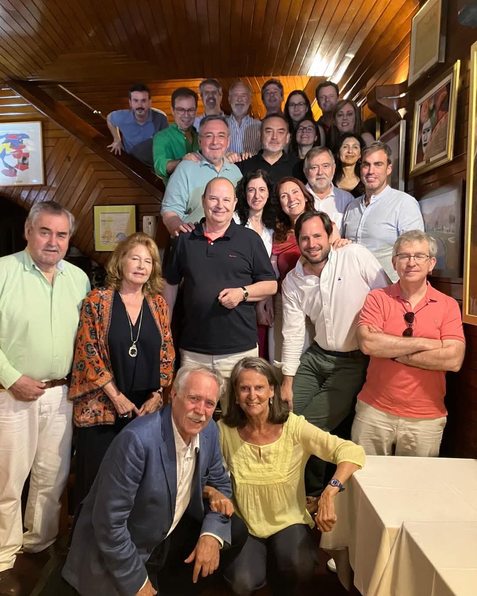 jsanchezadalid's tweet image. Ayer domingo, en el marco de la @FLMadrid, celebramos la Junta General de la Asociación de Escritores con la Historia, y después tuvimos una entrañable comida en el Café Gijón.
Allí estuvieron los grandes de la novela histórica española y un buen grupo de buenos amigos.