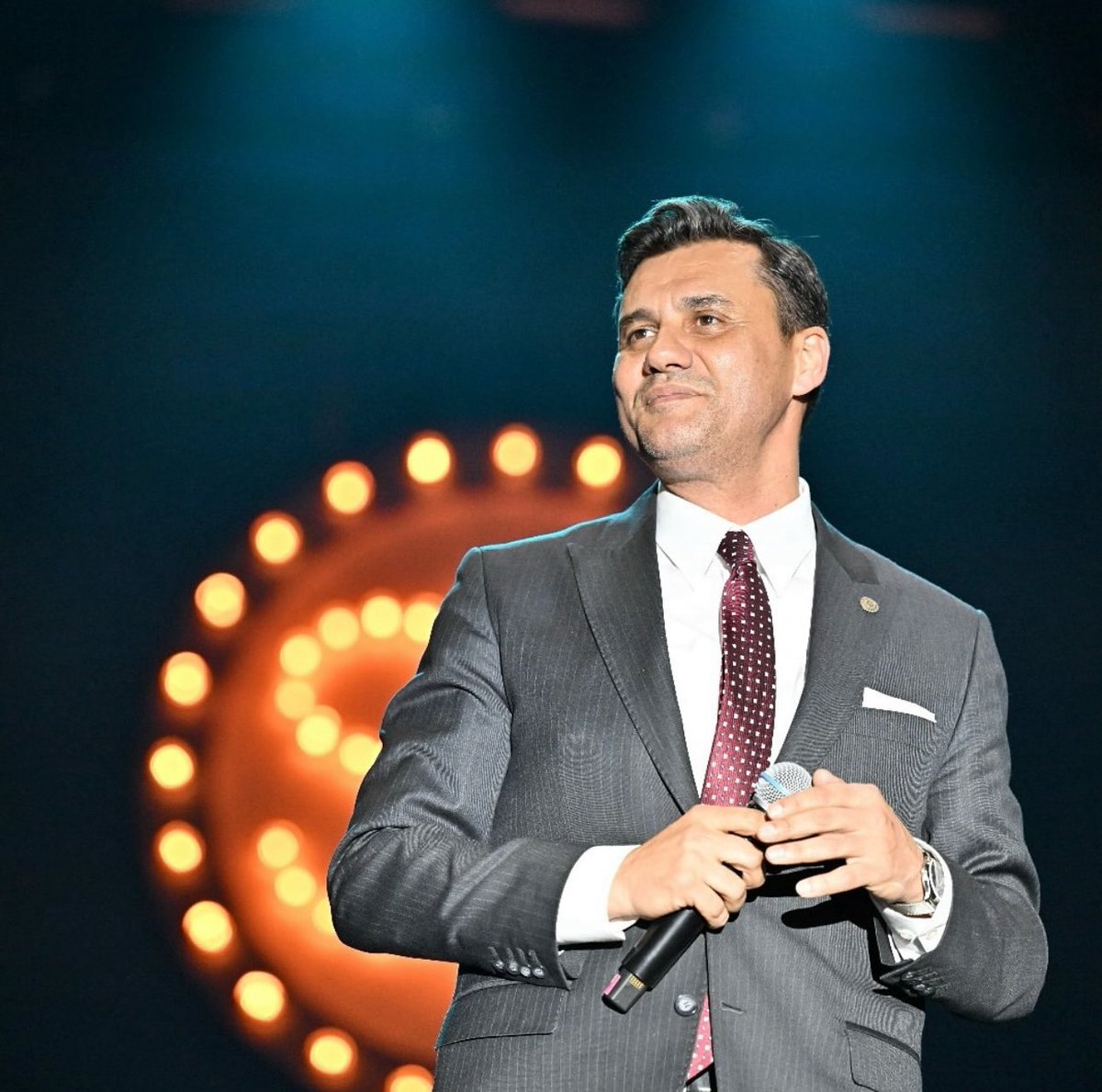 Manisa Büyükşehir Belediye Başkanımız Sayın Ferdi Zeyrek’in vefat haberini büyük bir üzüntüyle, demir parmaklıkların ardında öğrendim.

Hayatı boyunca halkı için çalışan, memleketine yürekten bağlı, güler yüzlü, samimi ve iz bırakan bir kardeşimizi yitirdik. Ferdi Başkan’ın