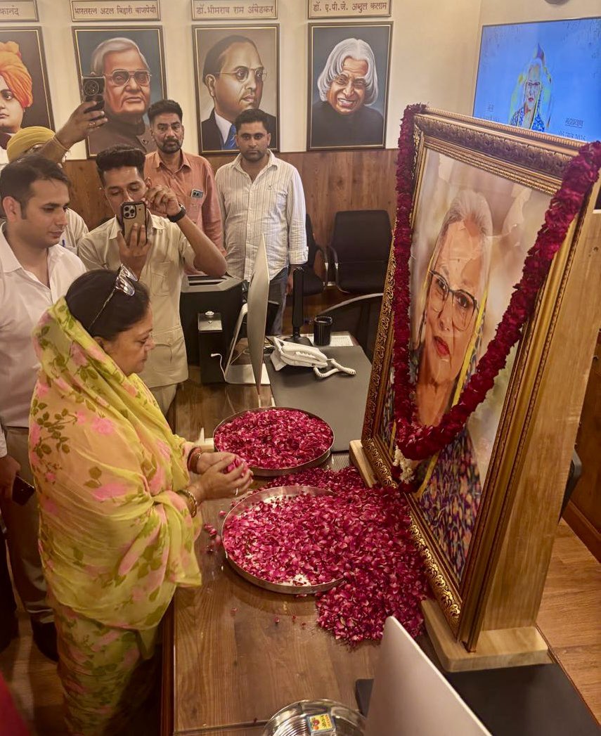 VasundharaBJP's tweet image. राजस्थान सरकार के चिकित्सा एवं स्वास्थ्य मंत्री श्री गजेंद्र सिंह खींवसर जी के आवास, खींवसर (नागौर) पहुंचकर, उनकी धर्मपत्नी स्वर्गीय श्रीमती प्रीति कुमारी जी को श्रद्धासुमन अर्पित कर विनम्र श्रद्धांजलि दी।

ईश्वर से प्रार्थना की  पुण्यात्मा को अपने श्रीचरणों में स्थान प्रदान करें…