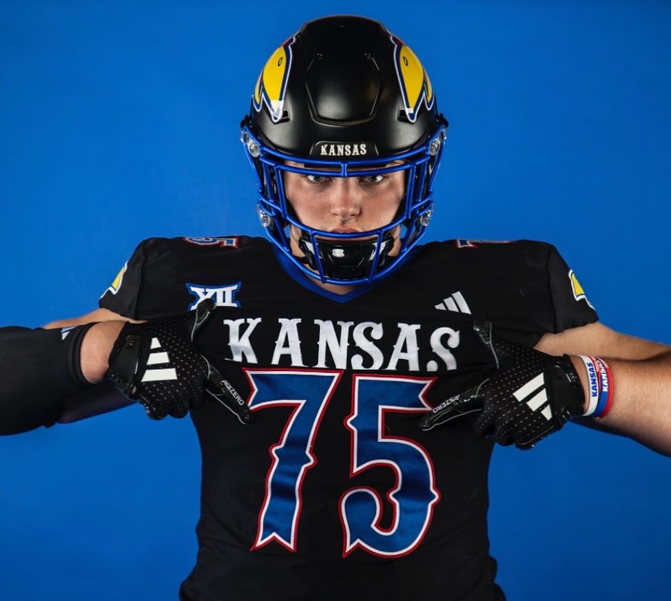 MalachiMills75's tweet image. Thank you so much to all of the staff, coaches, and players at Kansas for making this official visit an amazing experience for both my family and I !!
@KU_Football