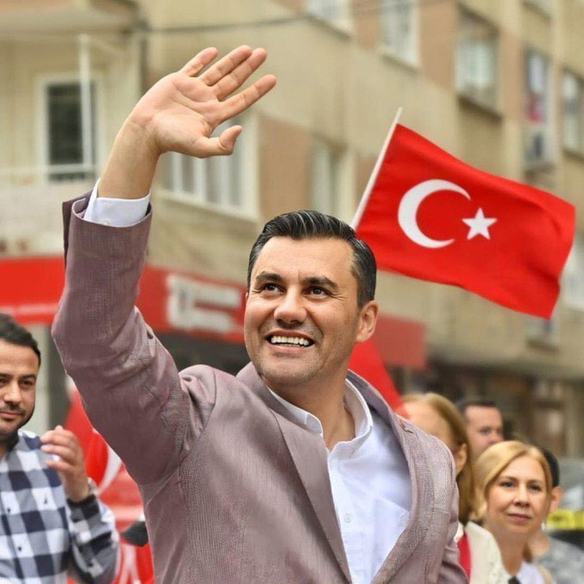 Bazı ayrılıklar, bir şehrin sessizliğine siner, 
bir halkın yüreğine kazınır…
Ferdi Başkan’ı kaybetmenin derin acısı içindeyiz ama aynı zamanda onun halkına bıraktığı umut, cesaret ve dayanışma mirası herkesin omuzlarında…
Ailesine, yol arkadaşlarına, Manisa halkına ve mücadele